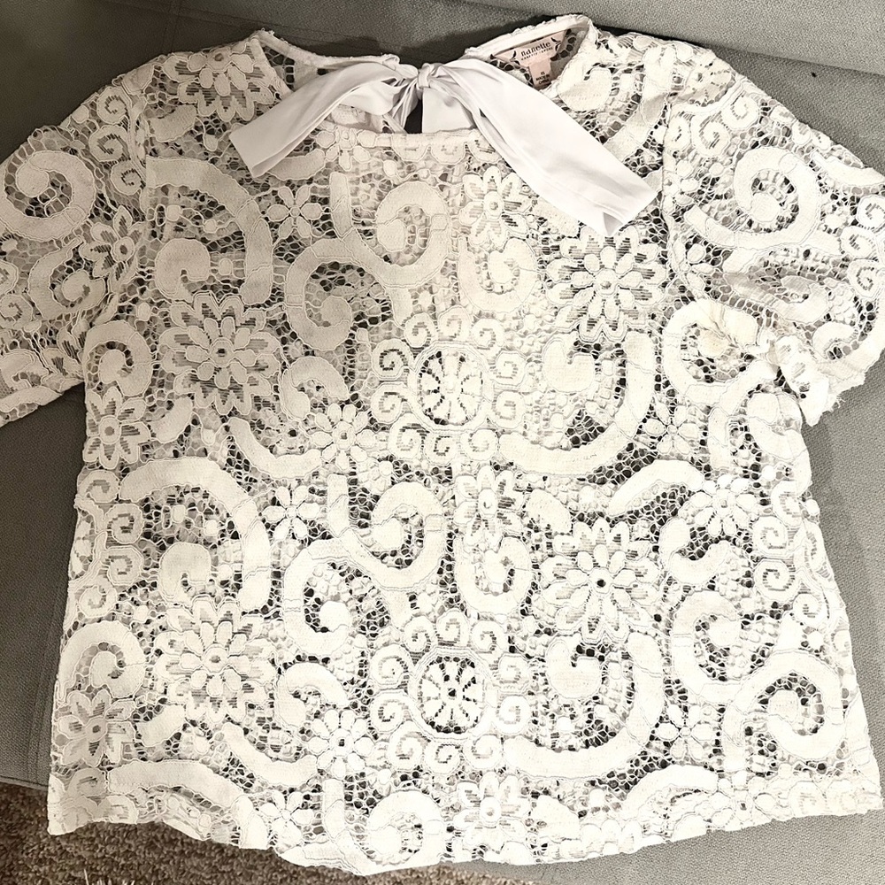 ✅$3/24 Nanette Lepore White Lace Top with Bow Accent
